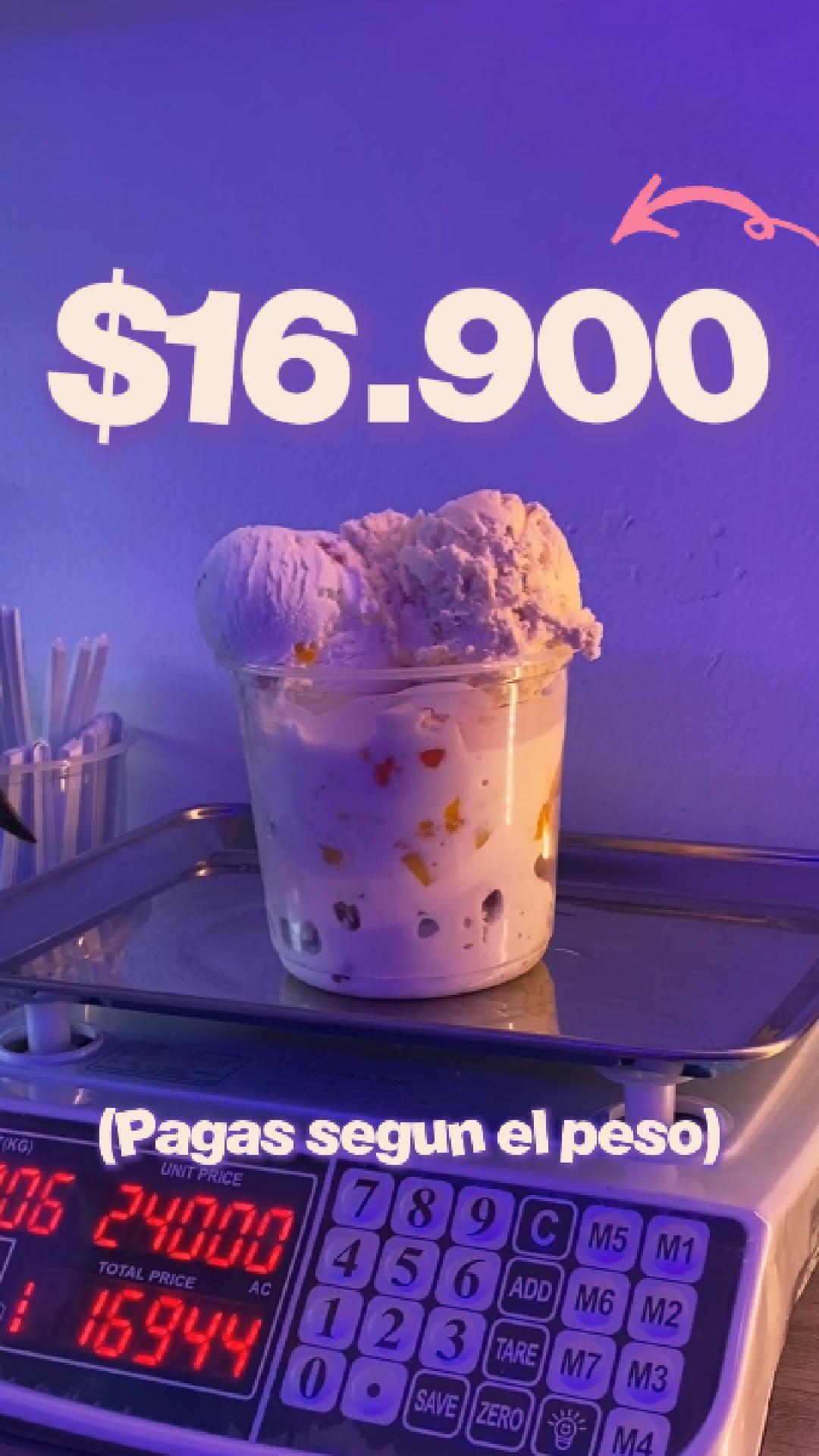 Reel vertical de la heladería Fé: vaso de helado con frutas sobre la balanza